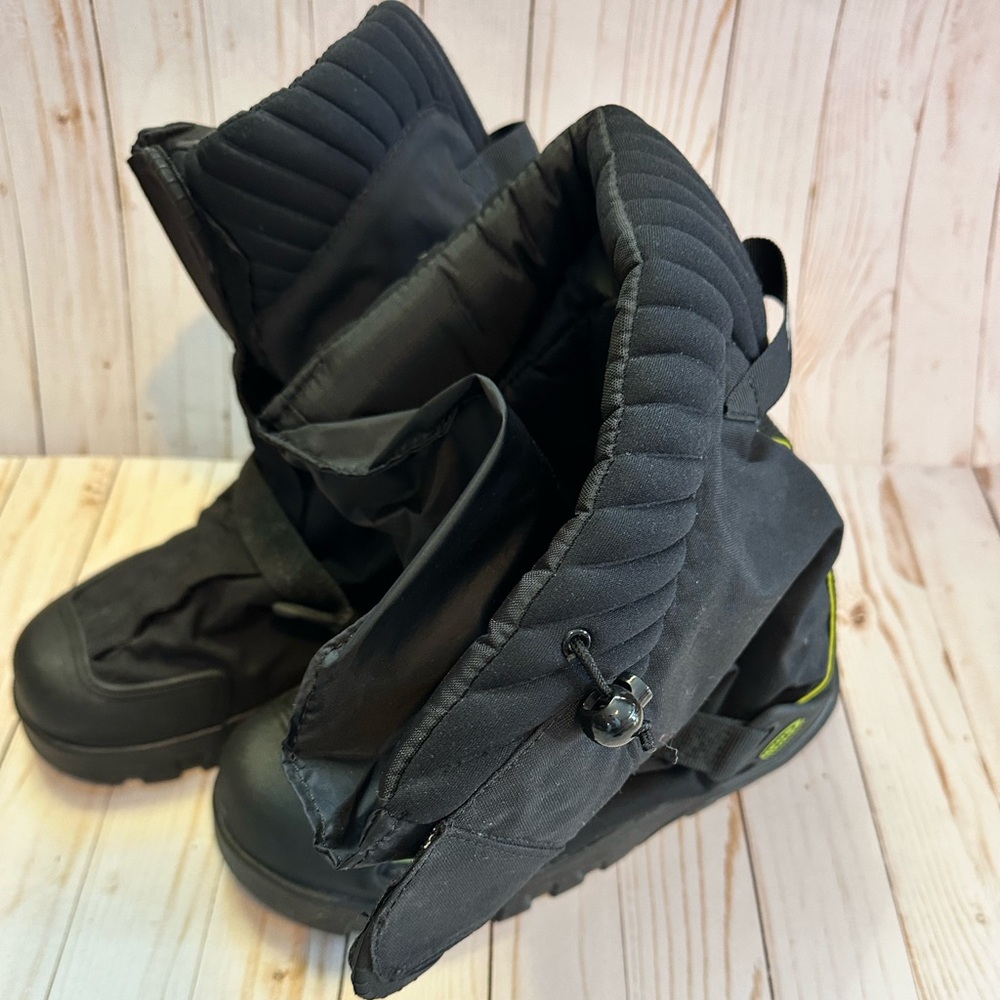 Neos Explorer insulated overshoe - size men’s medium, EUC
